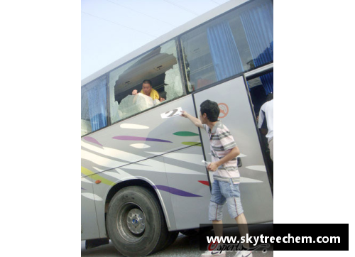球员们兴奋登上大巴 共赴比赛的激情之旅